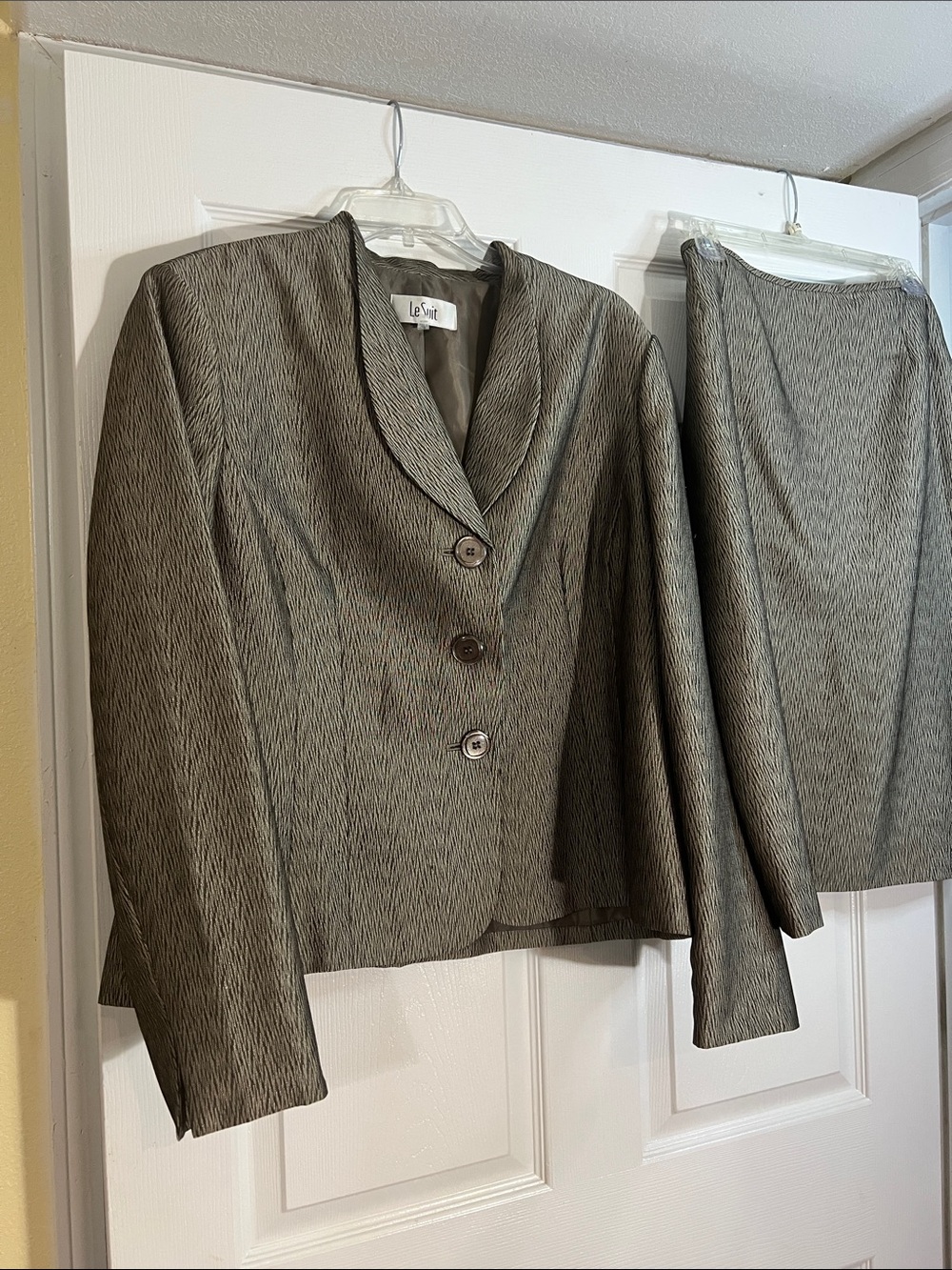 Le Suit Women's Gray-Taupe Textured Two-Piece Blazer & Skirt Set